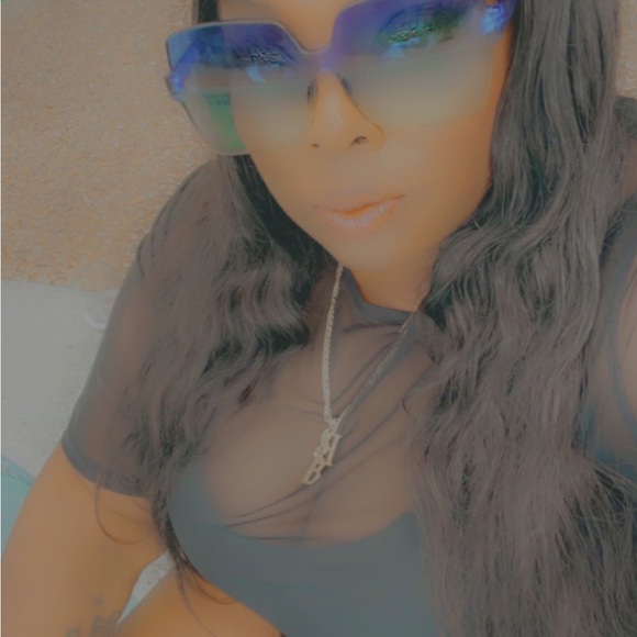 Meet your Posher, Ebonie - Picture 3 of 4